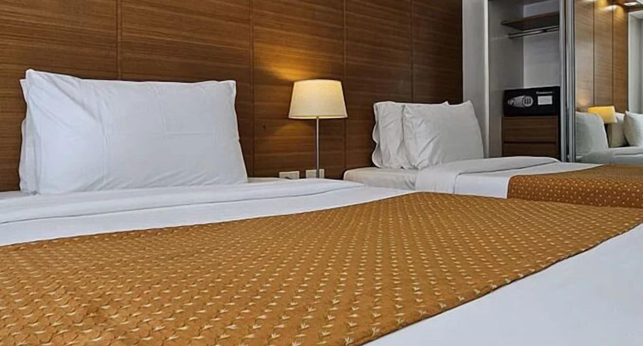 Premium bedding, in-room safe, individually decorated