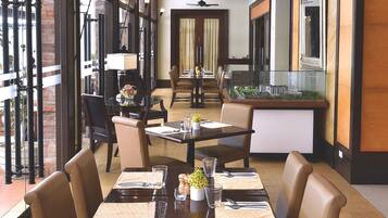 Päivittäinen buffetaamiainen (850 PHP per henkilö)