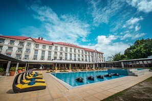 3 kolam renang outdoor