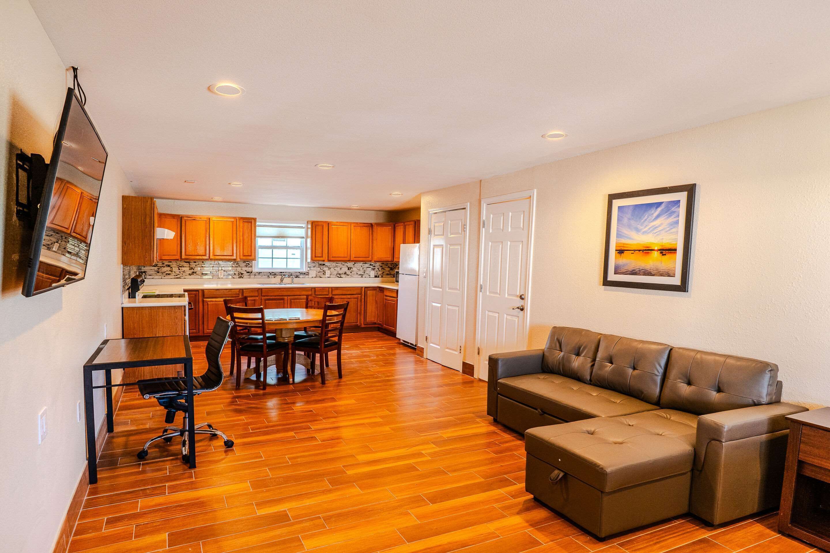 套房, 多張床, 非吸煙房 | 書桌、遮光窗簾/窗簾、免費 Wi-Fi、床單