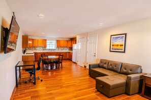 套房, 多张床, 无烟房 | 办公桌、遮光窗帘、免费 WiFi、床单