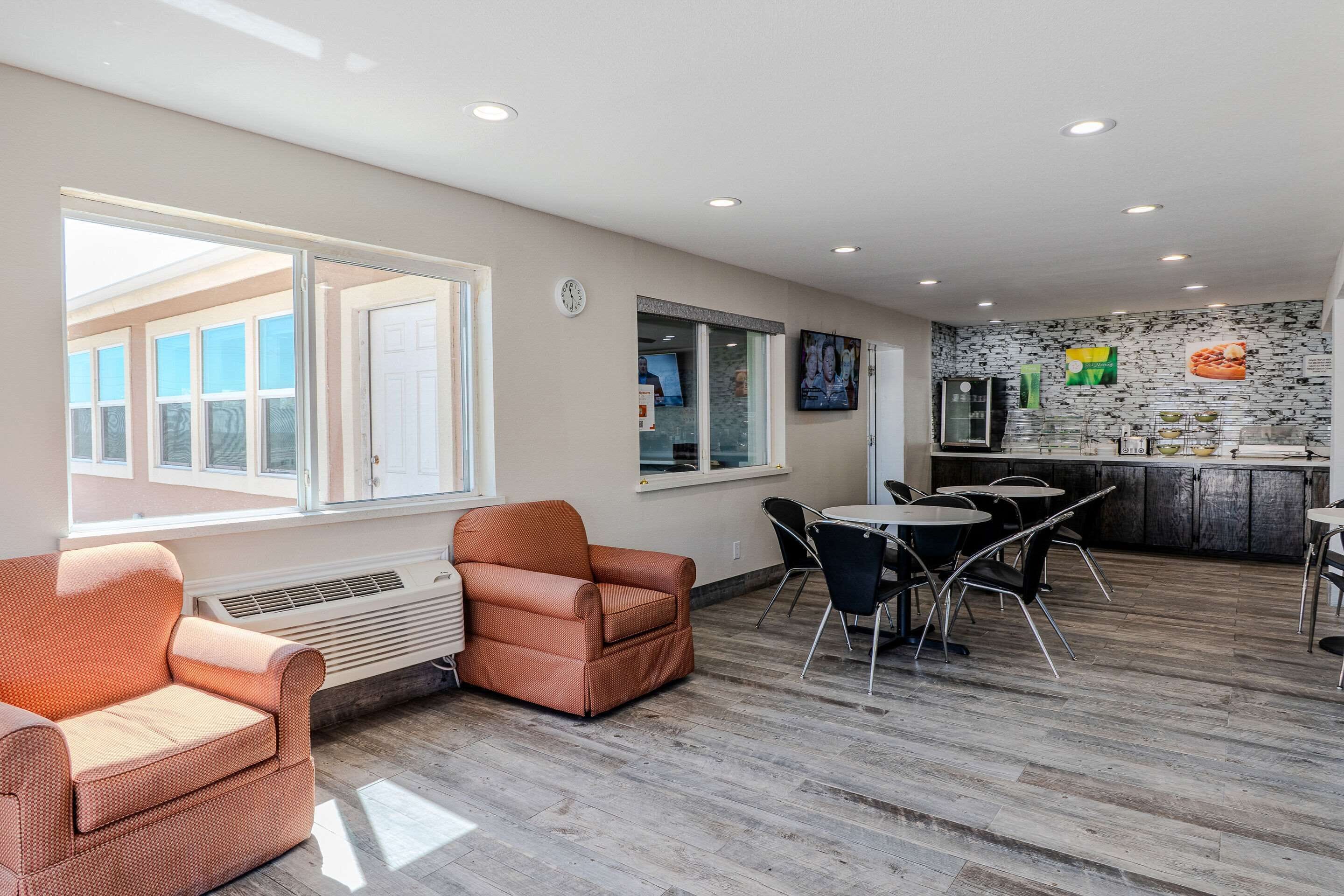 Un intérieur moderne comprenant un coin salon, une cuisine et un espace repas.