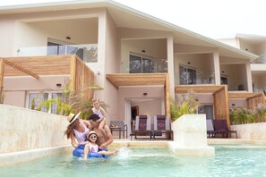 Junior Suite Swim Up Beachside | 高級寢具、免費迷你吧、客房內保險箱、書桌