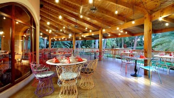 7 restaurants, dinner served, Indian cuisine