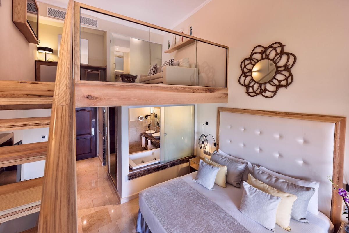 Luxe beddengoed, een gratis minibar, een kluis op de kamer, een bureau