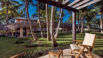 Junior Suite Garden View | Sengetøy av topp kvalitet, minibar (inkludert) og safe på rommet