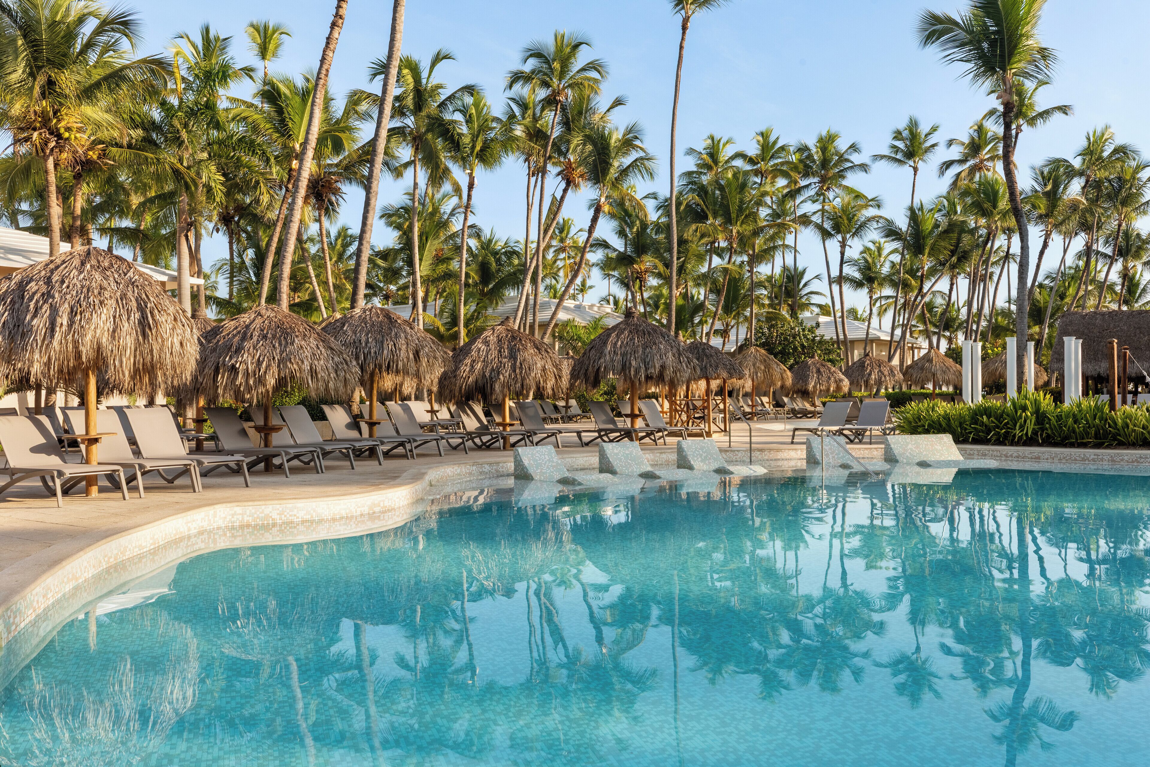 5 piscines extérieures, parasols de plage, chaises longues