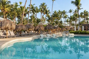 5 outdoor pools, pool umbrellas, pool loungers