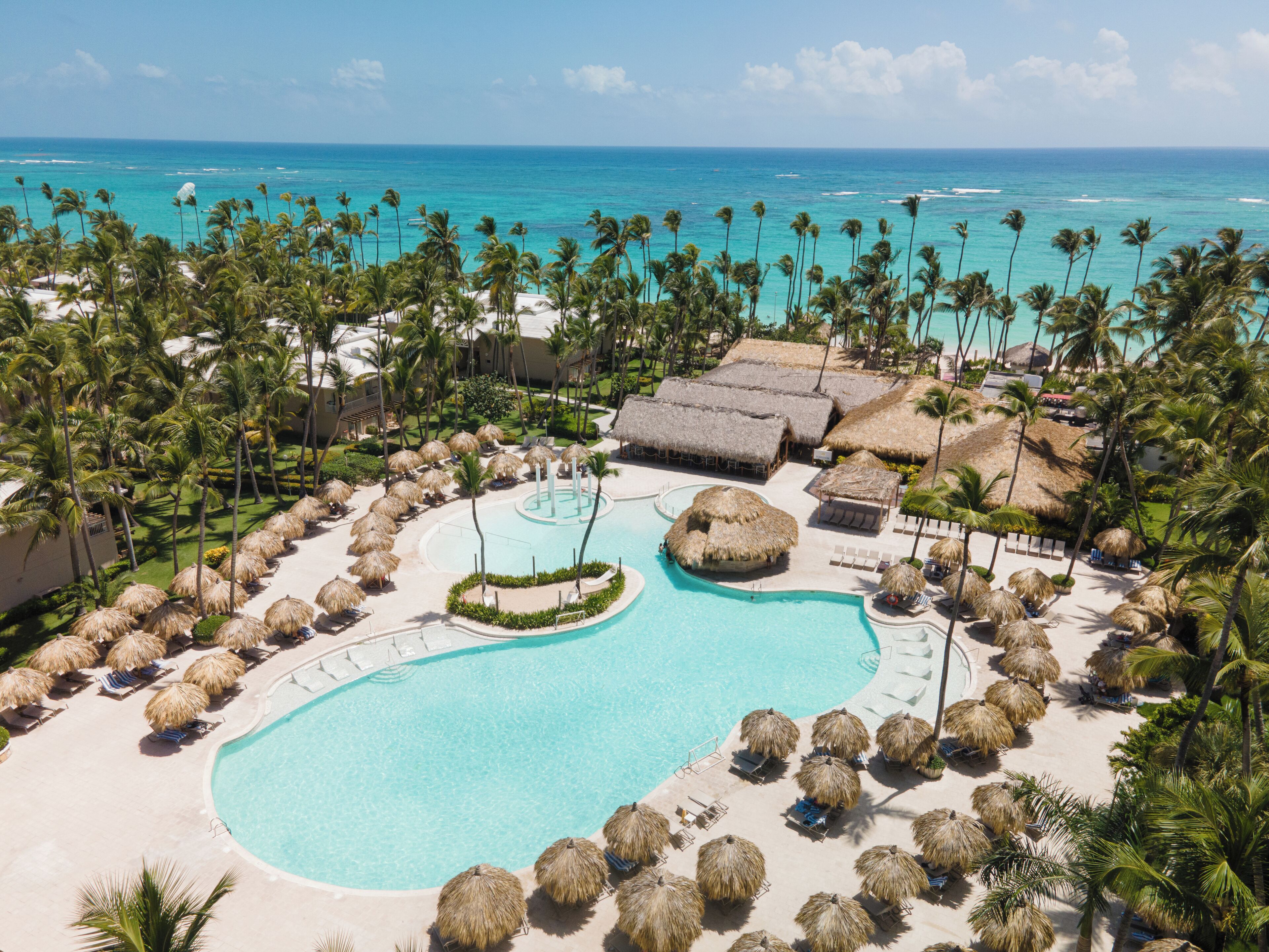 5 outdoor pools, pool umbrellas, sun loungers