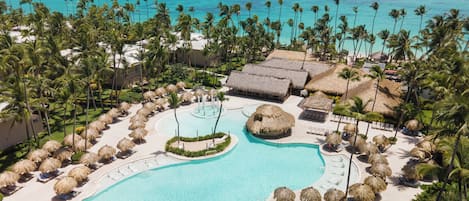 5 piscines extérieures, parasols de plage, chaises longues