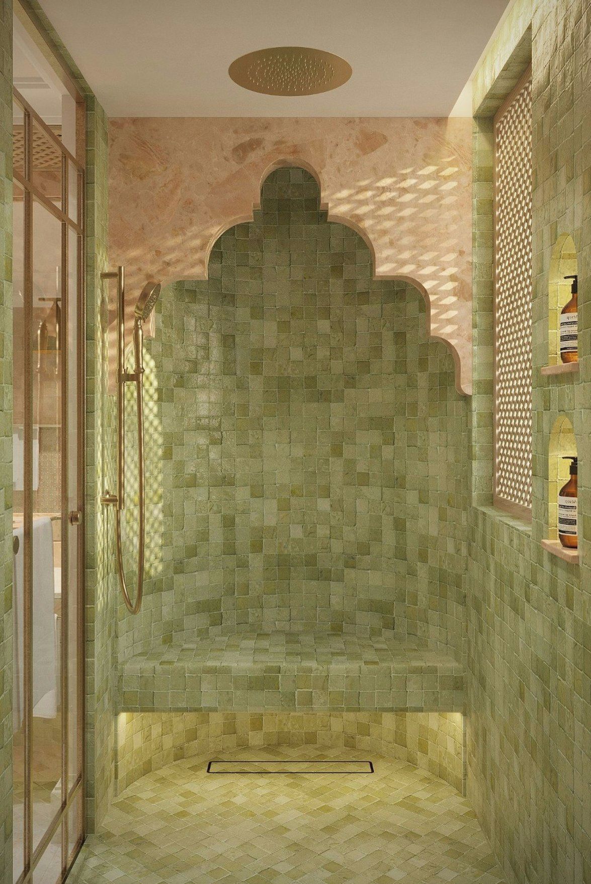Un baño con pared de azulejos, zona de ducha y estante con artículos de aseo.