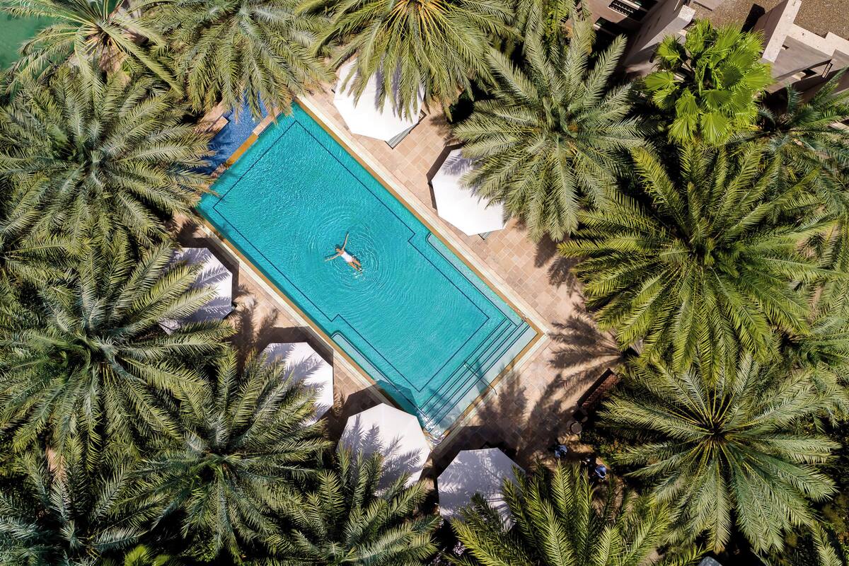 7 piscines a l'aire lliure, para-sols i gandules 