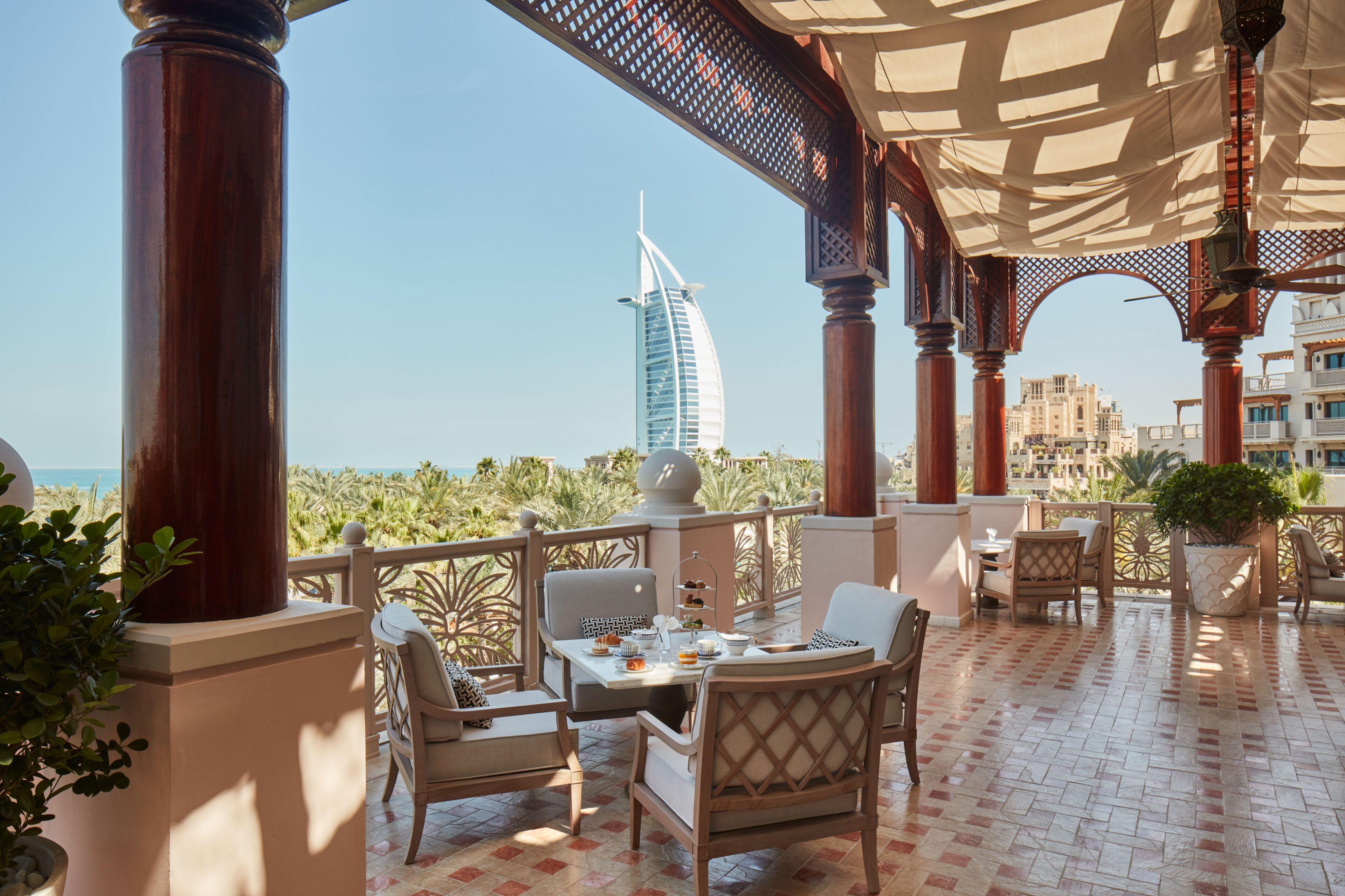 Une terrasse avec vue sur le Burj Al Arab.