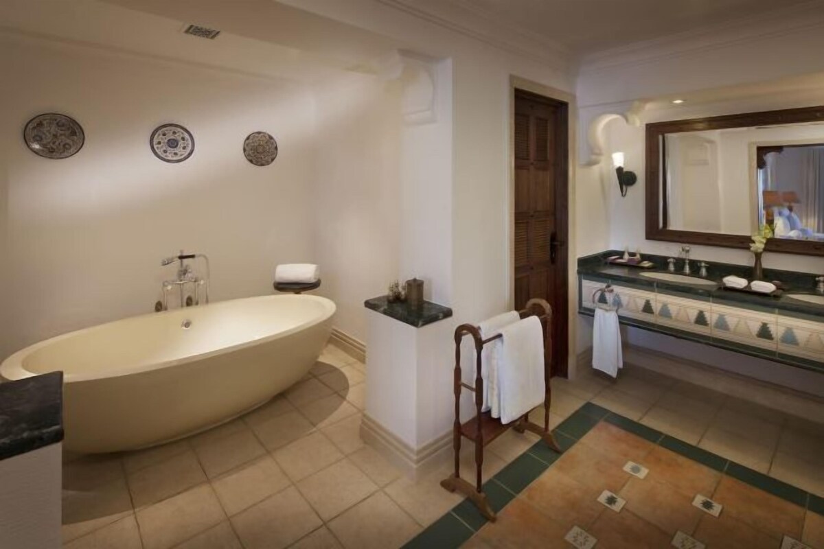 Bagno | Set di cortesia firmato, asciugacapelli, accappatoio, pantofole