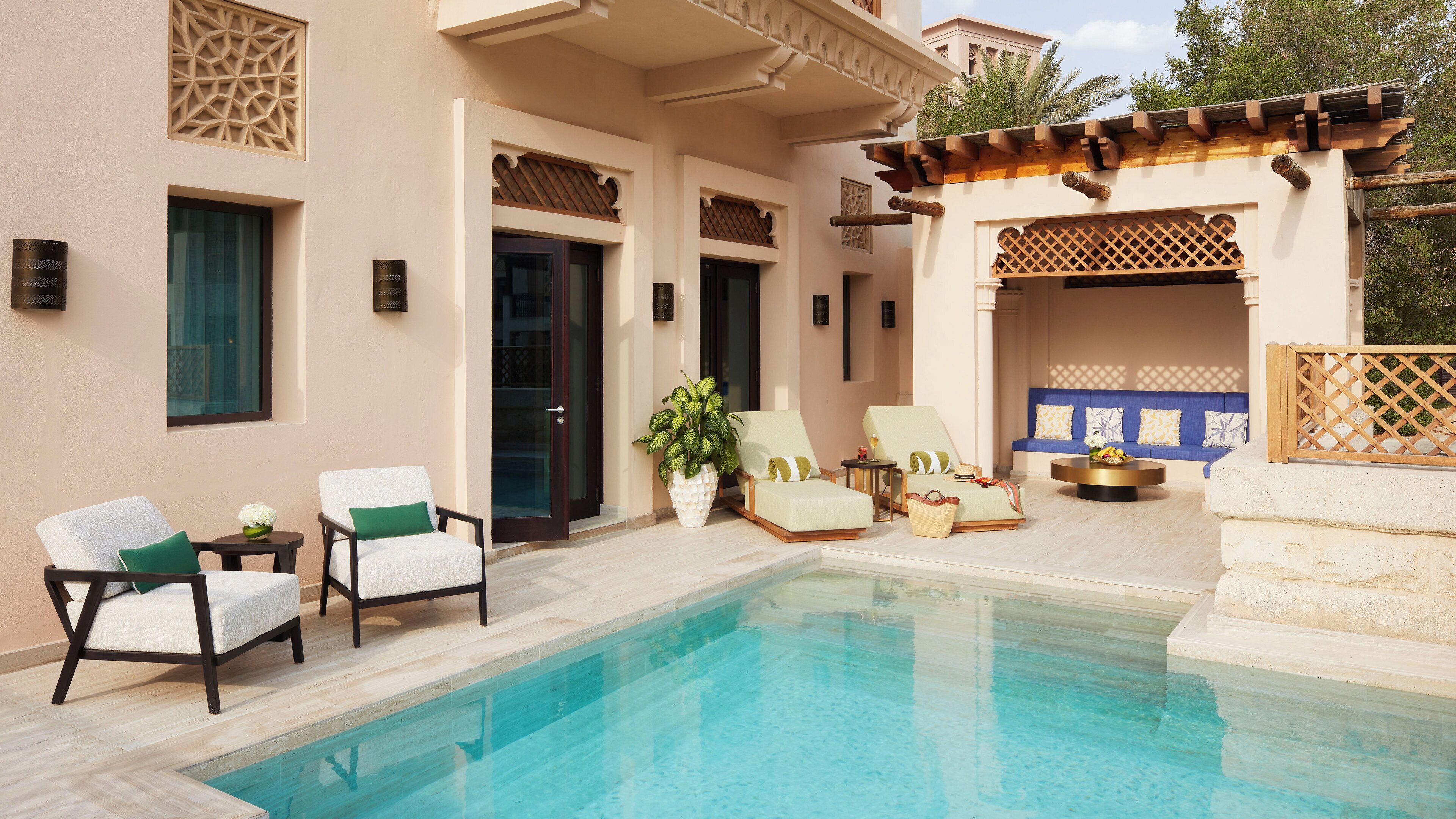 皇家別墅 (Malakiya) | 游泳池 | 7 座室外游泳池，提供泳池遮陽傘和日光浴躺椅