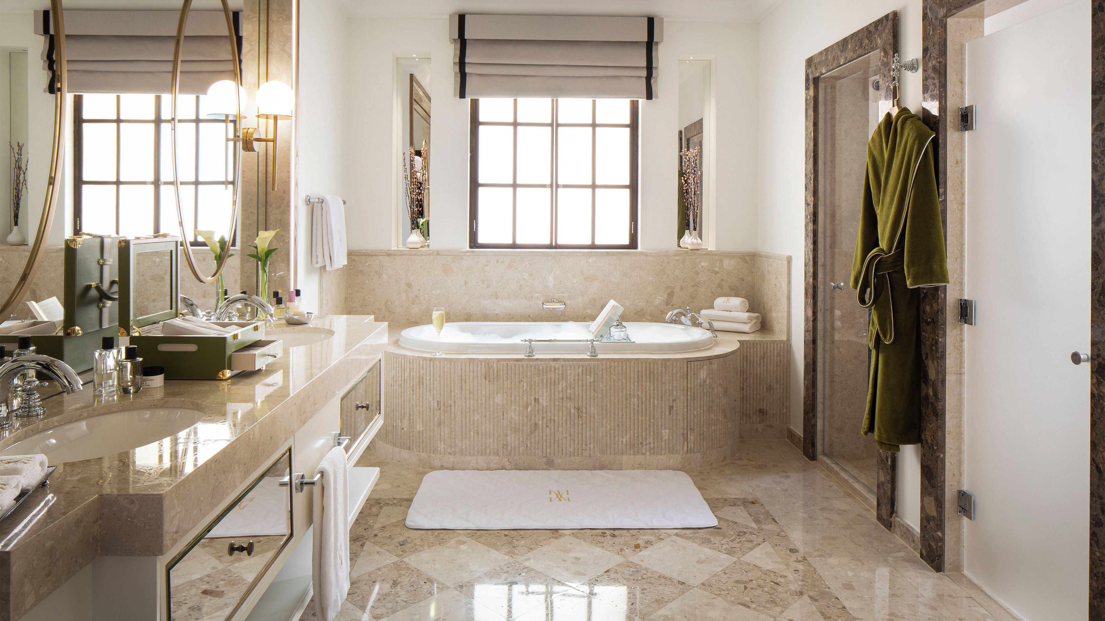 Une salle de bain moderne dotée d’une grande baignoire, d’un lavabo séparé et d’une douche à l’italienne.