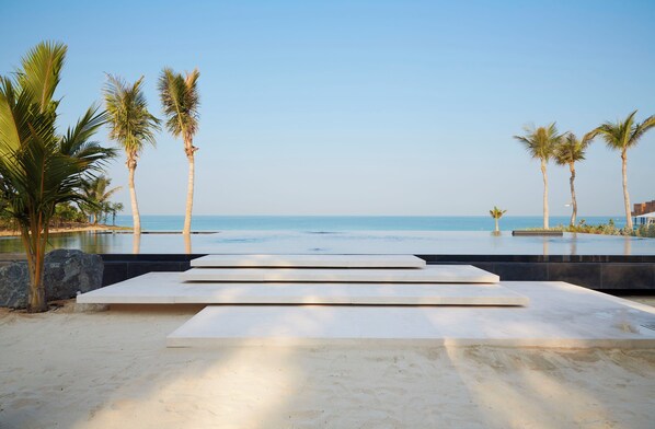 7 hồ bơi ngoài trời, dù/ô trên bãi biển/hồ bơi, ghế dài tắm nắng 