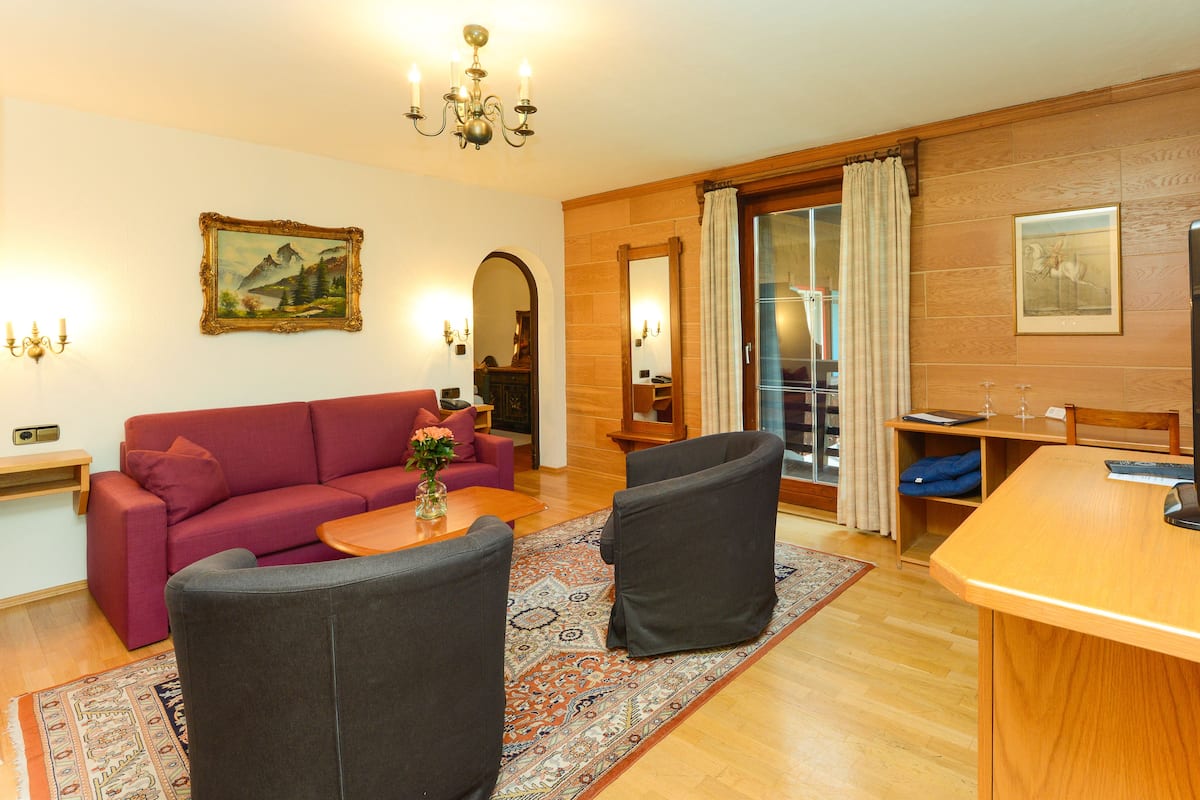 Large Apartment | Coin séjour | Télévision à écran plat