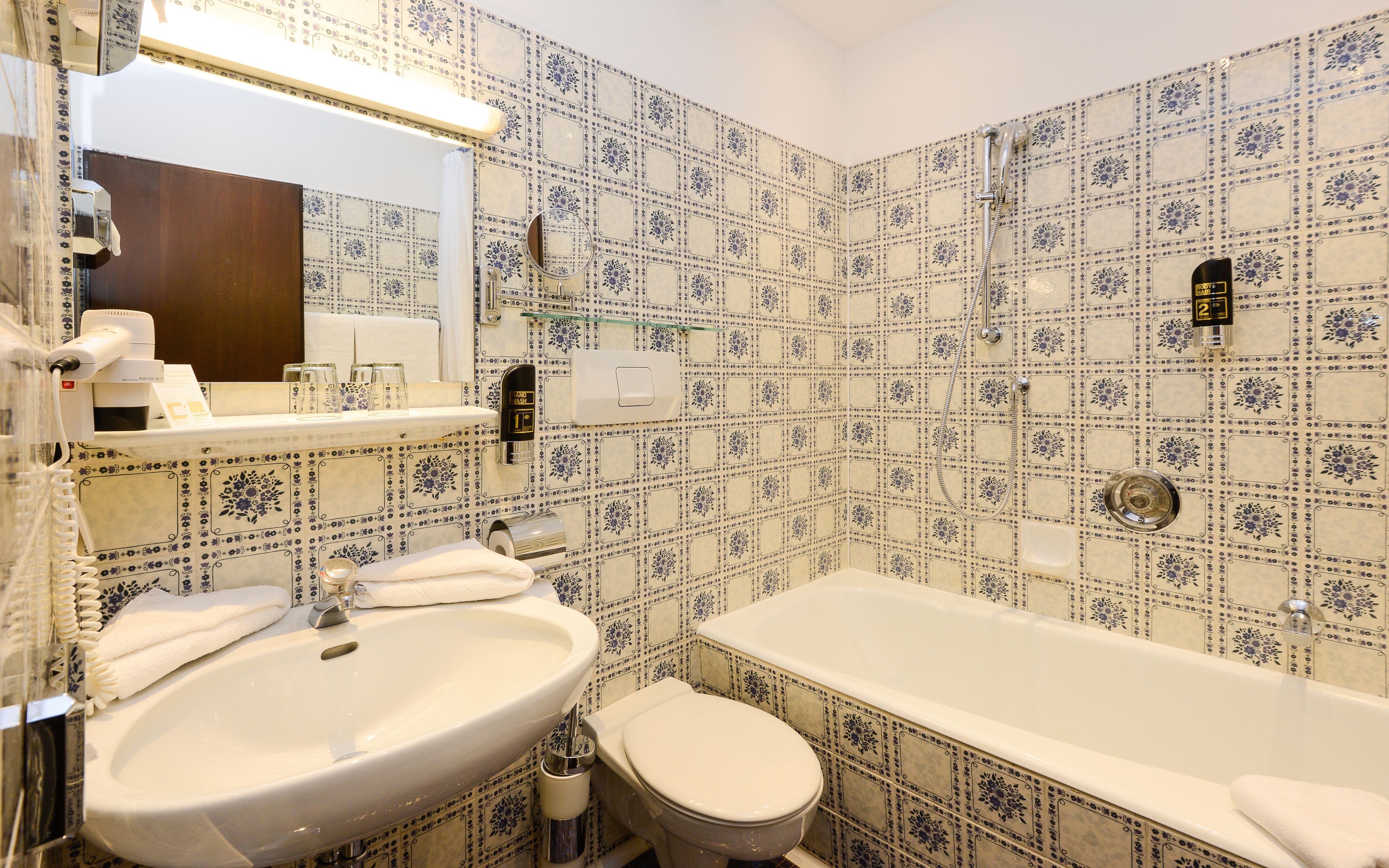 standard double room | bathroom | free toiletries, hair dryer, bathrobes, slippers