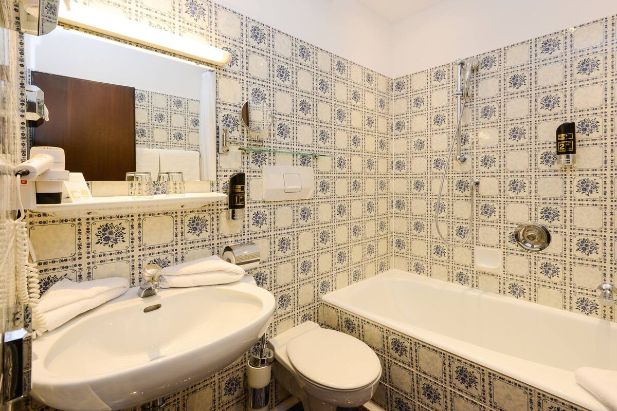 standard double room | bathroom | free toiletries, hair dryer, bathrobes, slippers