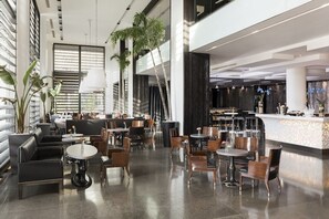 2 bars/lounges, poolside bar - Hotel Puerta América (Madrid)