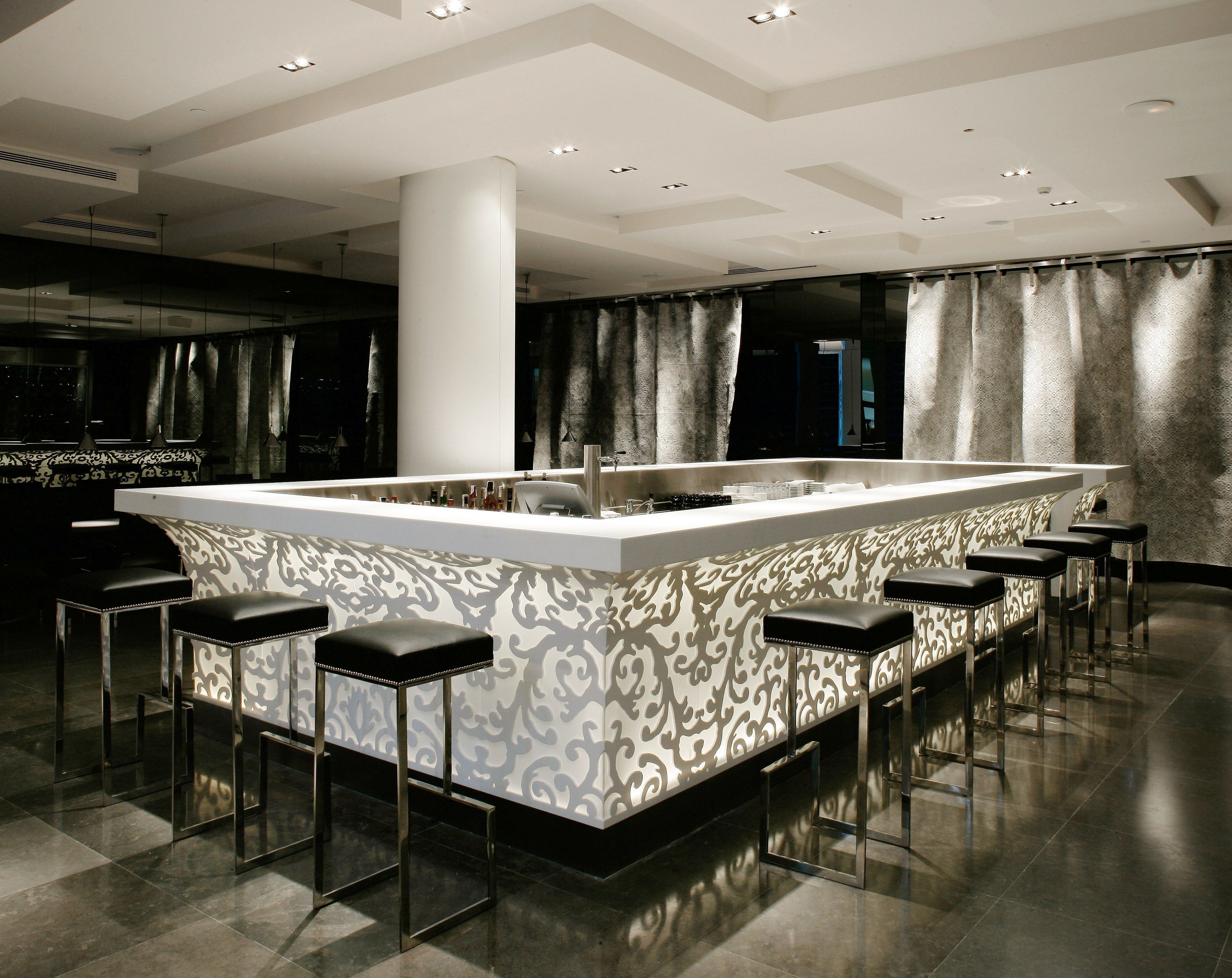 2 bares y bar junto a la piscina