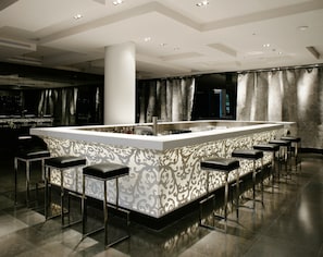 2 Bars/Lounges, Poolbar