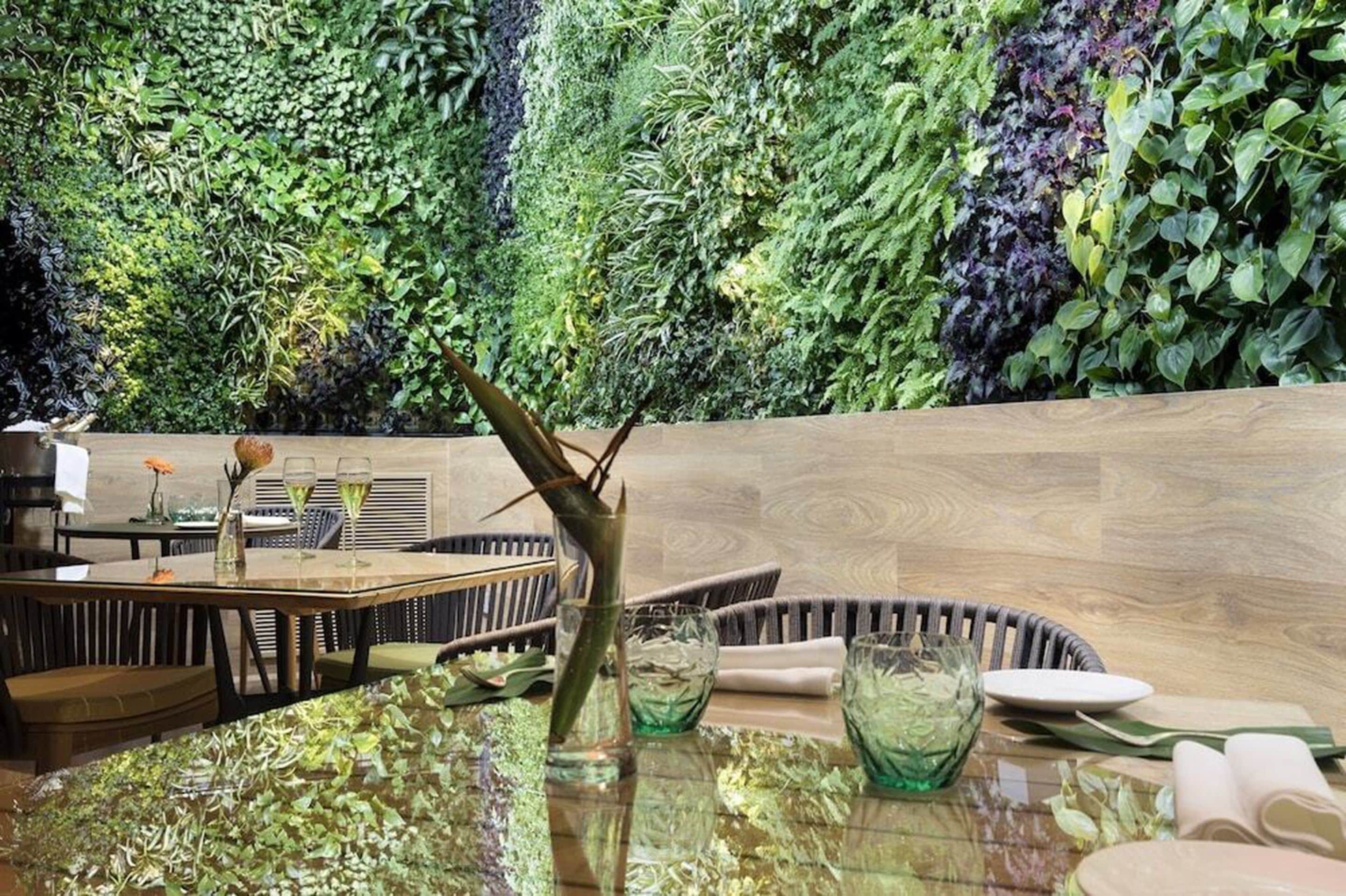 2 restaurants, breakfast served