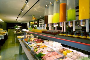 Ein reichhaltiges Buffet mit verschiedenen Speisen und Getränken.