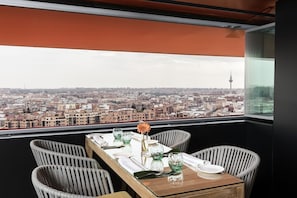 2 restaurants; breakfast, lunch, and dinner served - Hotel Puerta América (Madrid)