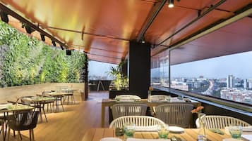 2 restaurants, breakfast served