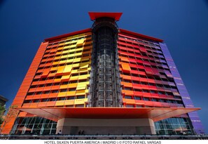 Front of property - evening/night - Hotel Puerta América (Madrid)