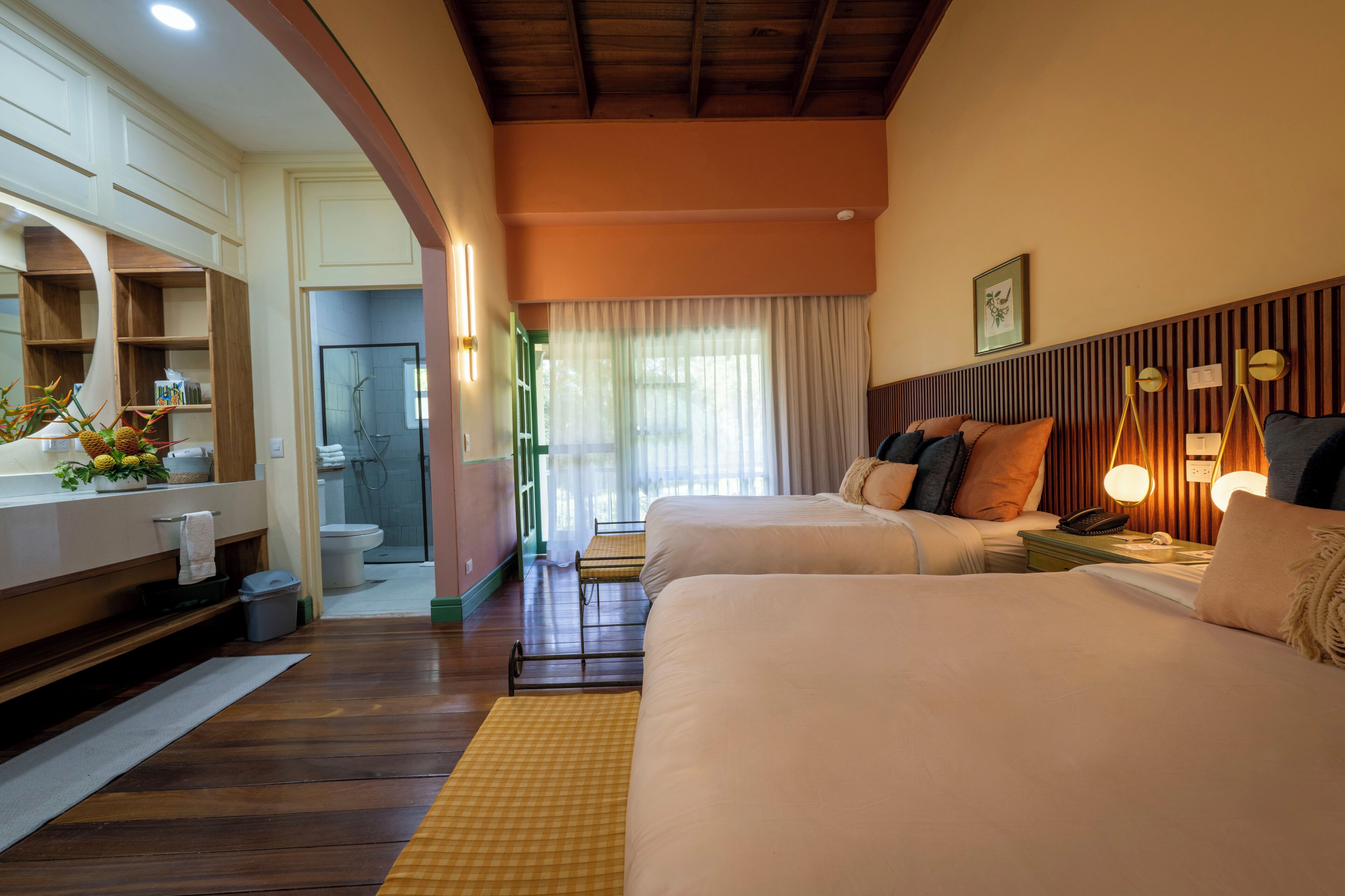 Kamar Deluks, 2 Tempat Tidur Queen | Seprai premium, selimut bulu angsa, bantalan ekstra lembut, dan brankas