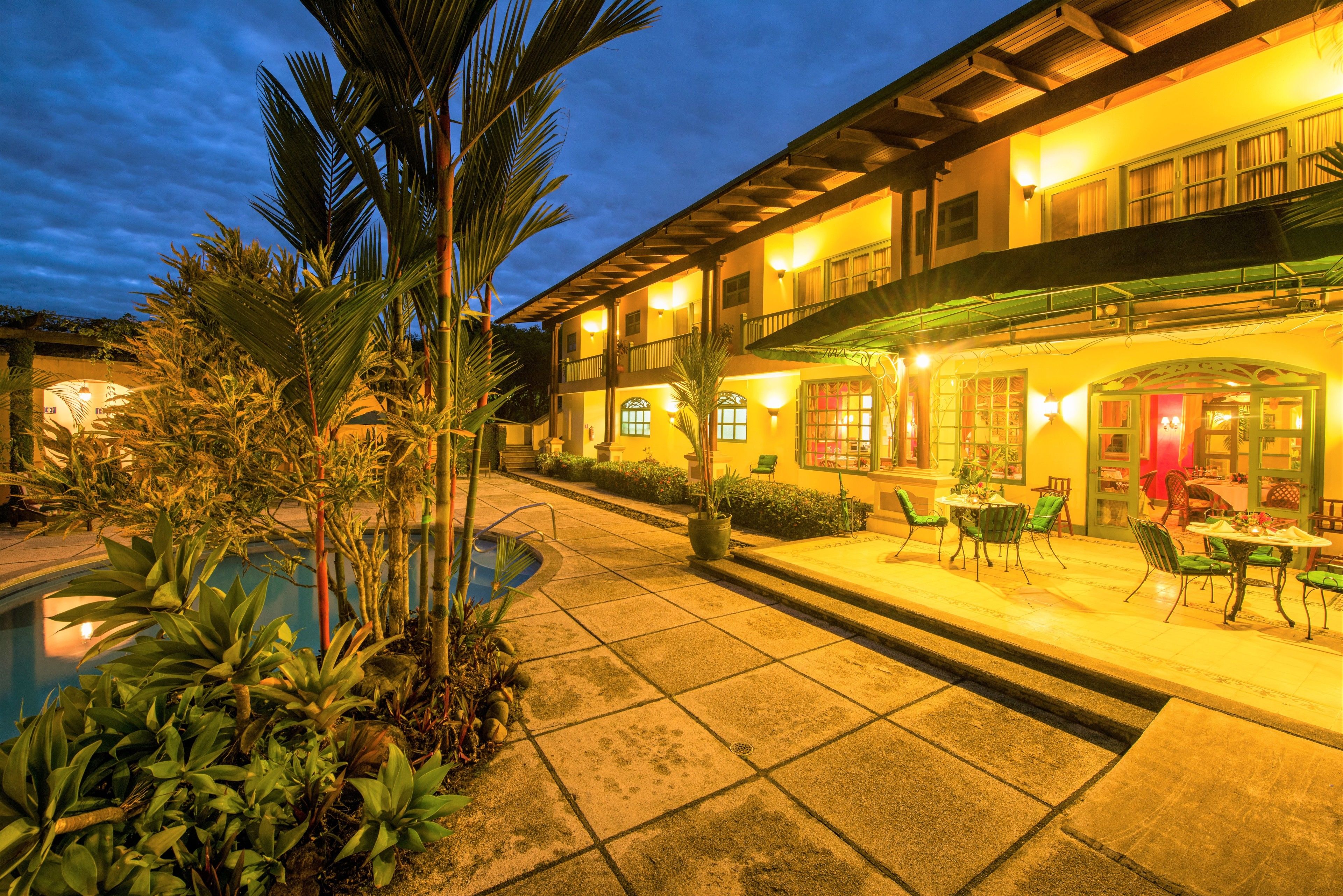 Boendets fasad - kväll/natt