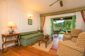 Master Suite Heliconias | Living room | 50-inch plasma TV with satellite channels, TV - Hotel Casa Turire (La Suiza)