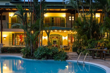 Outdoor pool, pool umbrellas, pool loungers. Hotel Casa Turire