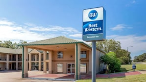 A Best Western hotel with a covered entrance, multiple floors, and a parking lot. - Best Western Executive Inn (Hallettsville)