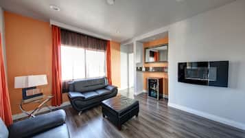 Habitación, 1 cama Queen size | Área de sala de estar | Televisión