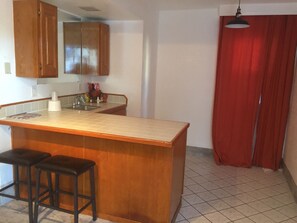 Minibar, skrivebord, strykejern/-brett og barnesenger (inkludert)