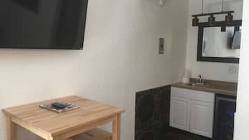 Minibar, desk, iron/ironing board, free cots/infant beds