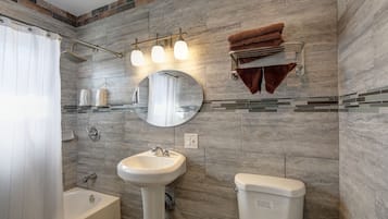 Zimmer, 1 Queen-Bett | Badezimmer | Duschwanne, Komfortbadewanne, kostenlose Toilettenartikel, Haartrockner
