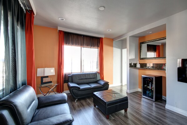 Room, 1 Queen Bed | Living area