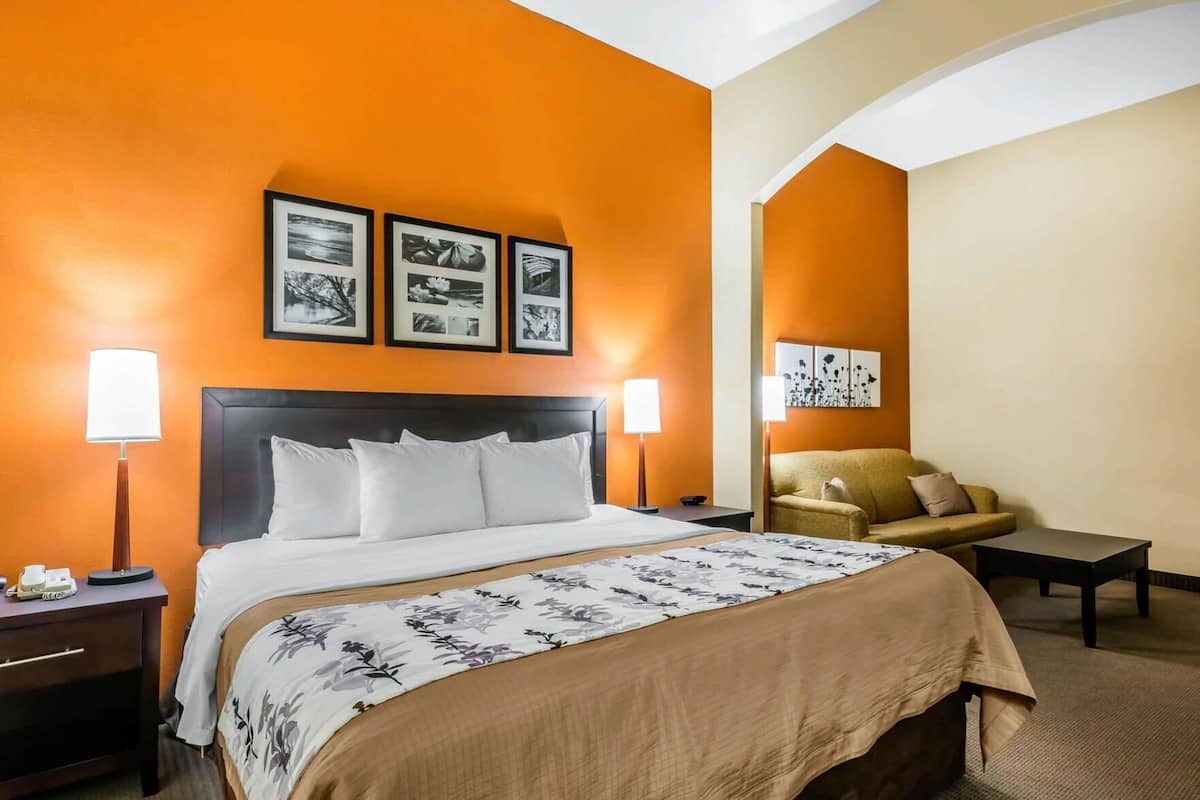 Ropa de cama de alta calidad y caja de seguridad en la habitación