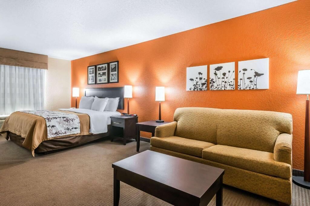 Premium bedding, in-room safe, desk, blackout drapes