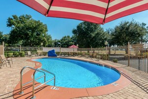 Piscina externa, espreguiçadeiras