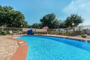 Piscine extérieure, chaises longues