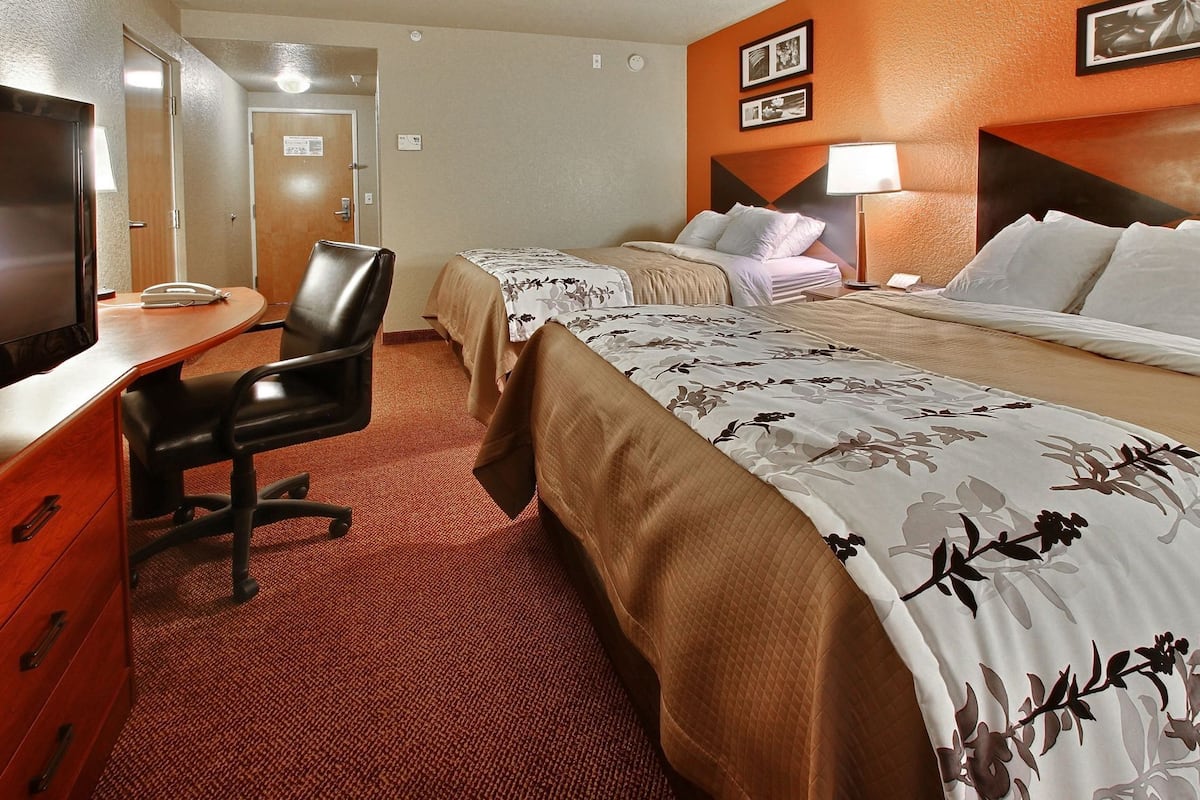 Premium bedding, in-room safe, desk, blackout drapes