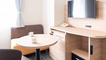 Standard Twin Room, 2 Single Beds, Non Smoking | In-room safe, desk, laptop workspace, blackout curtains