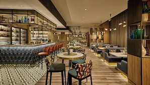 Een moderne bar met zitplaatsen en een vloer met patroon.