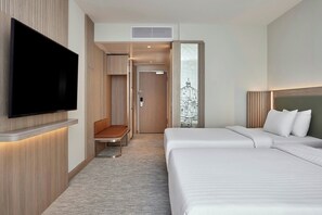 Premium bedding, pillow-top beds, in-room safe, desk - Courtyard by Marriott Berlin City Center (Berlin)